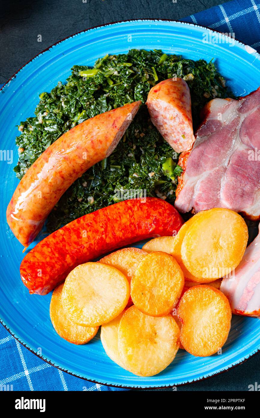 Köstlicher oldenburger Grünkohl mit Pinkelwurst Stockfoto