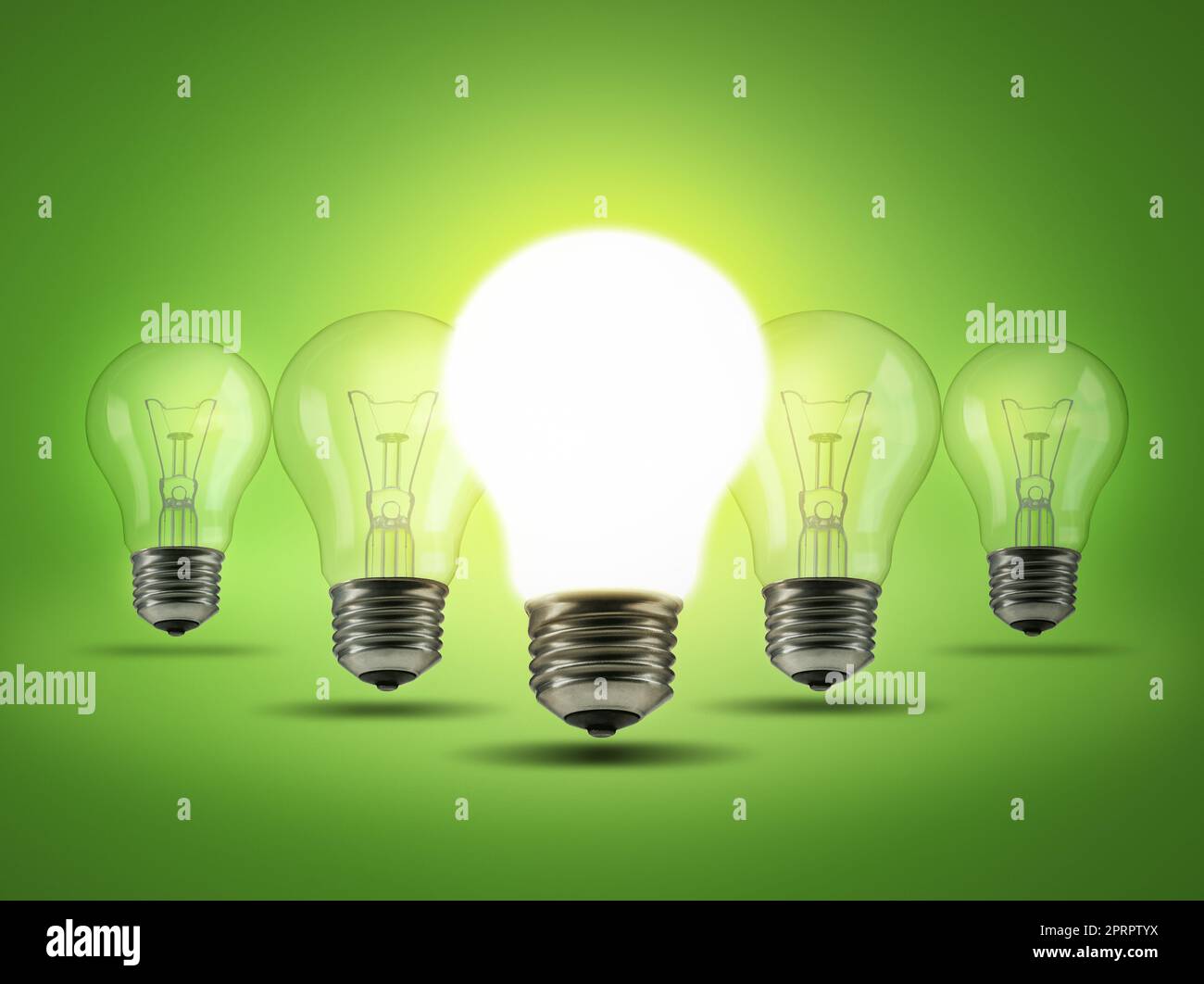 Diejenigen mit brillanten Ideen zeichnen sich aus. Studioaufnahme einer Reihe von Glühbirnen vor grünem Hintergrund. Stockfoto