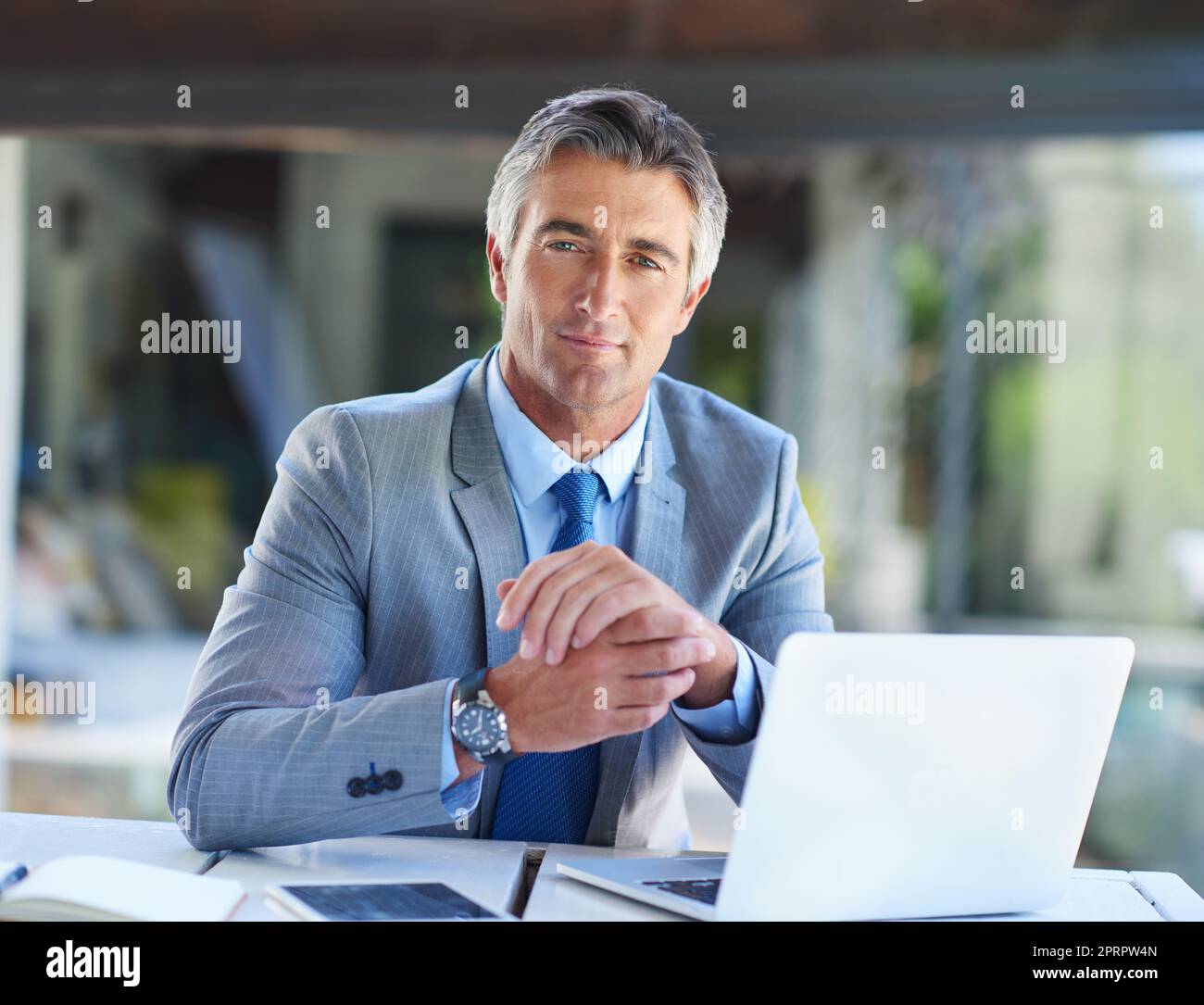 Geh raus und hol dir, was du willst. Porträt eines selbstbewussten, reifen Geschäftsmannes, der auf einem Laptop arbeitet. Stockfoto