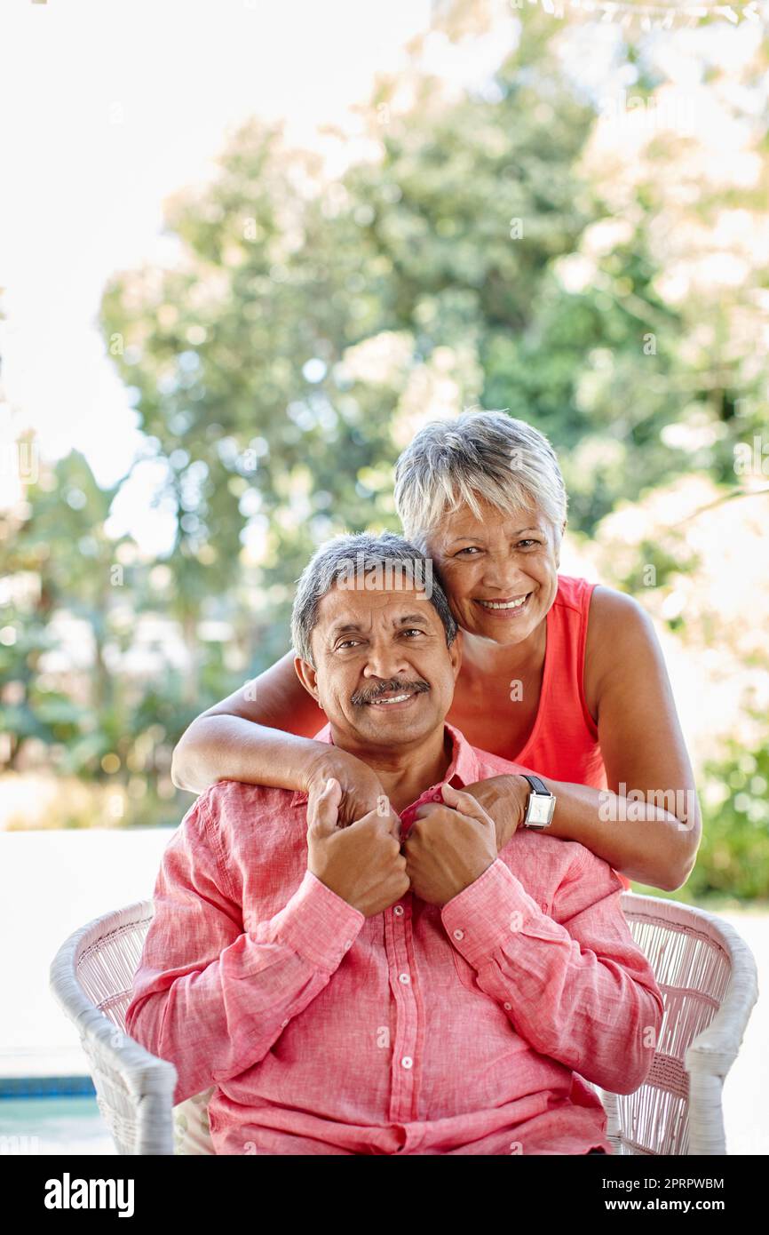 Nichts als ein Leben voller Liebe und Glück für uns. Ein glückliches Seniorenpaar genießt es, Zeit zusammen in ihrem Hinterhof zu verbringen. Stockfoto