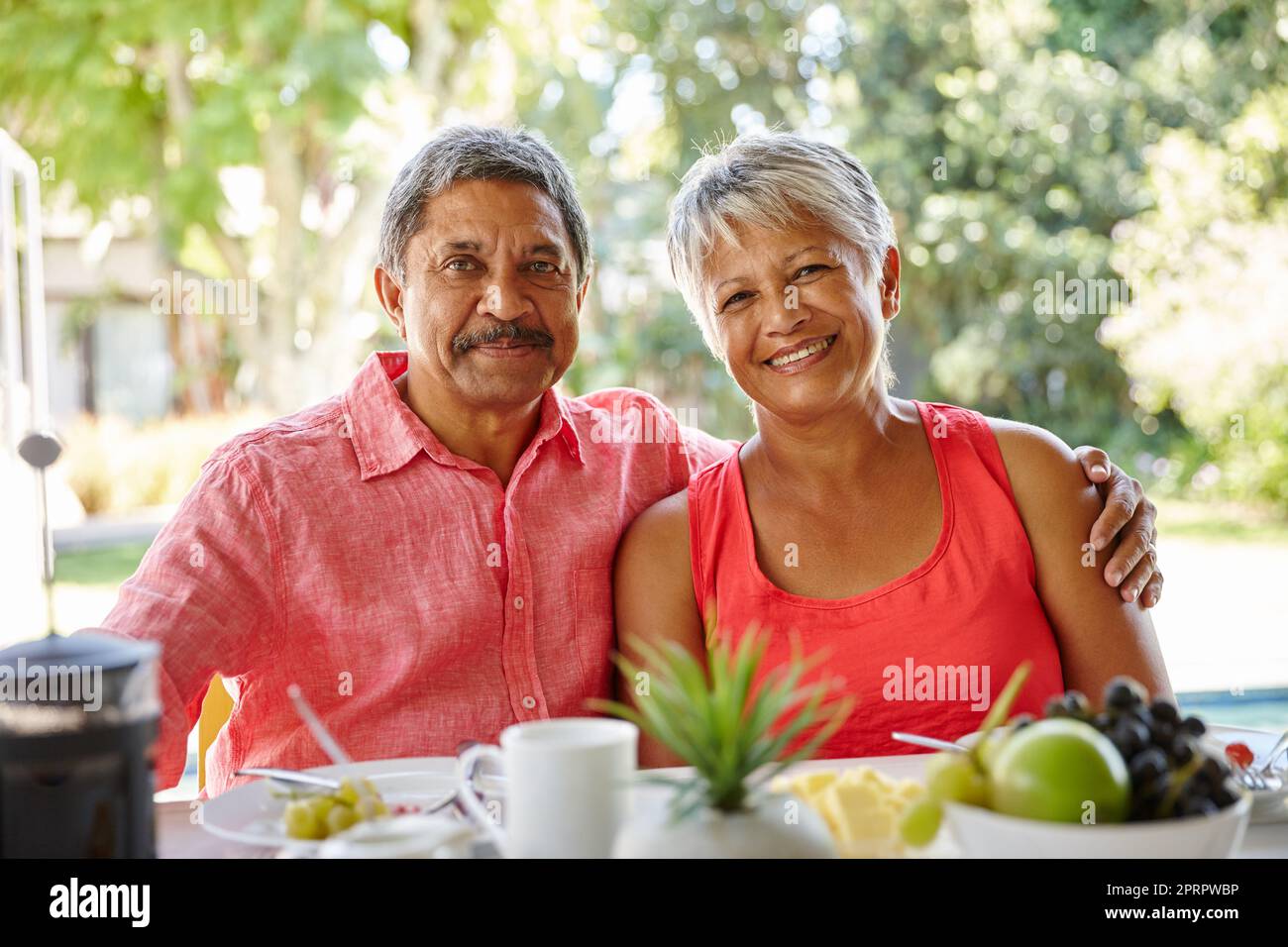 Gesund essen macht uns glücklich. Ein glückliches Seniorenpaar genießt ein gemütliches Frühstück zusammen zu Hause. Stockfoto