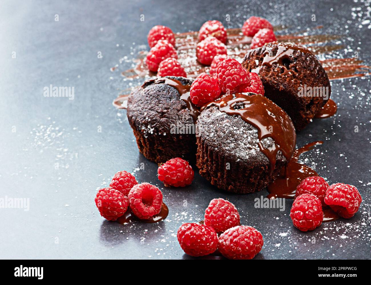 Die besten Dinge im Leben sind süß. Ein Himbeer- und Schokoladendessert. Stockfoto