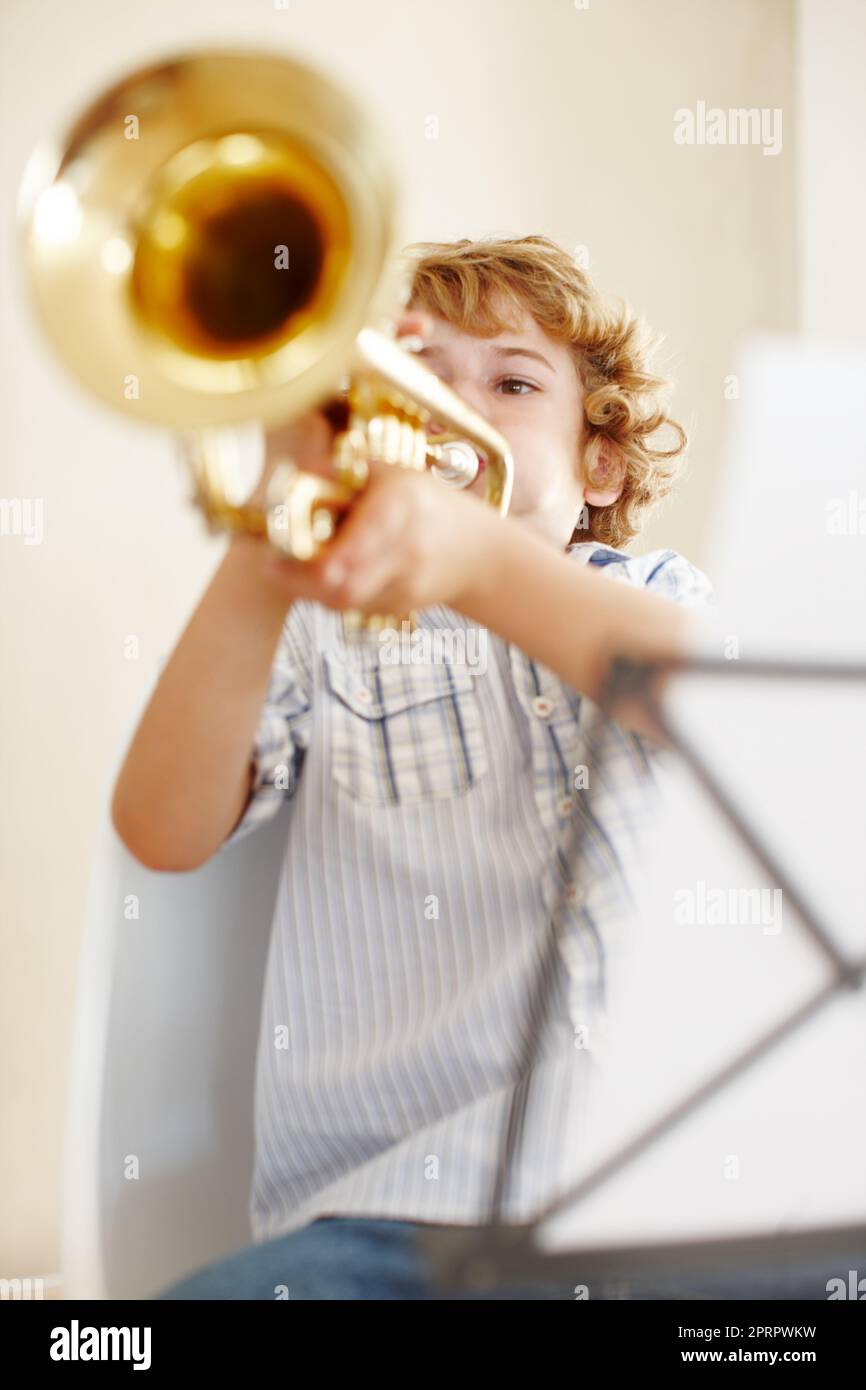 Wenn Sie wissen, dass Sie erstaunlich, blasen Sie Ihre eigene Trompete. Ein netter kleiner Junge spielt die Trompete. Stockfoto