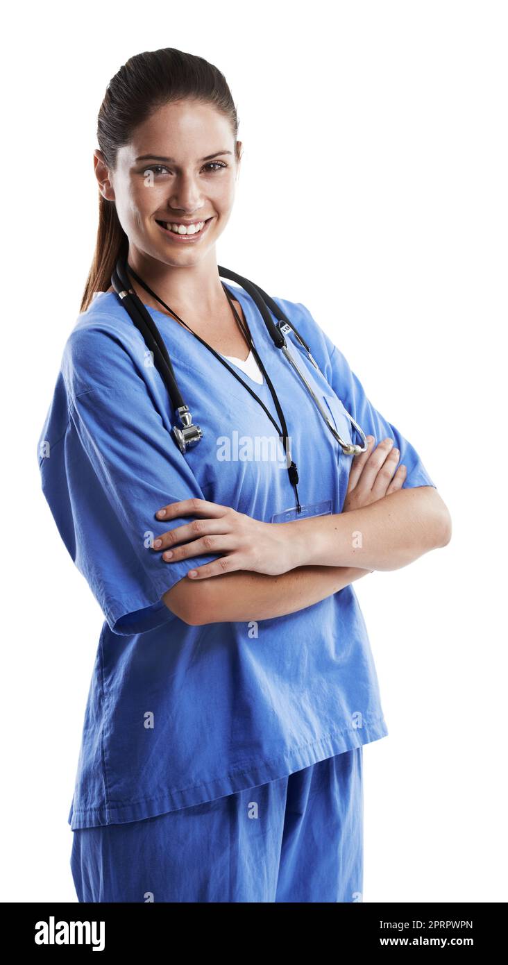 Vertrauen in ihre chirurgischen Fähigkeiten. Studioportrait einer schönen jungen Ärztin, die mit gekreuzten Armen vor weißem Hintergrund steht. Stockfoto