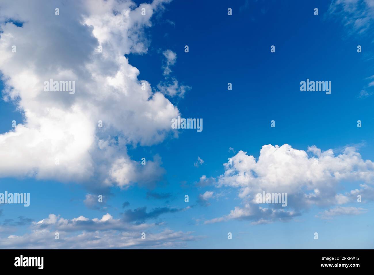 Wolkenlandschaft. Foto von echten Wolken Ein Foto von einem schönen Sommerhimmel. Stockfoto