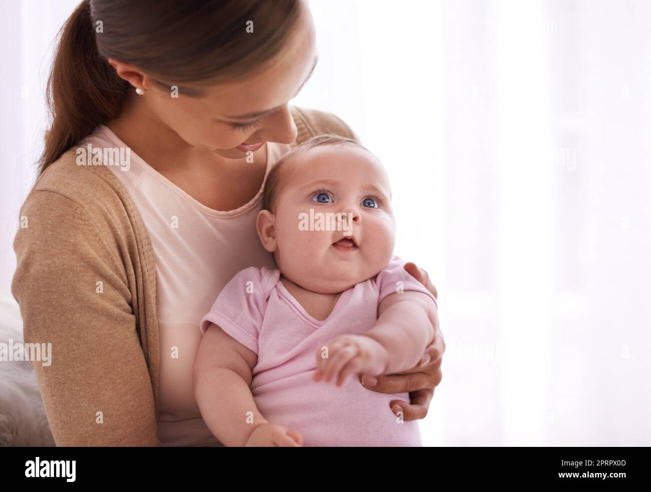Keine stärkere Bindung. Eine junge Mutter, die sich mit ihrem kleinen Mädchen verbindet. Stockfoto
