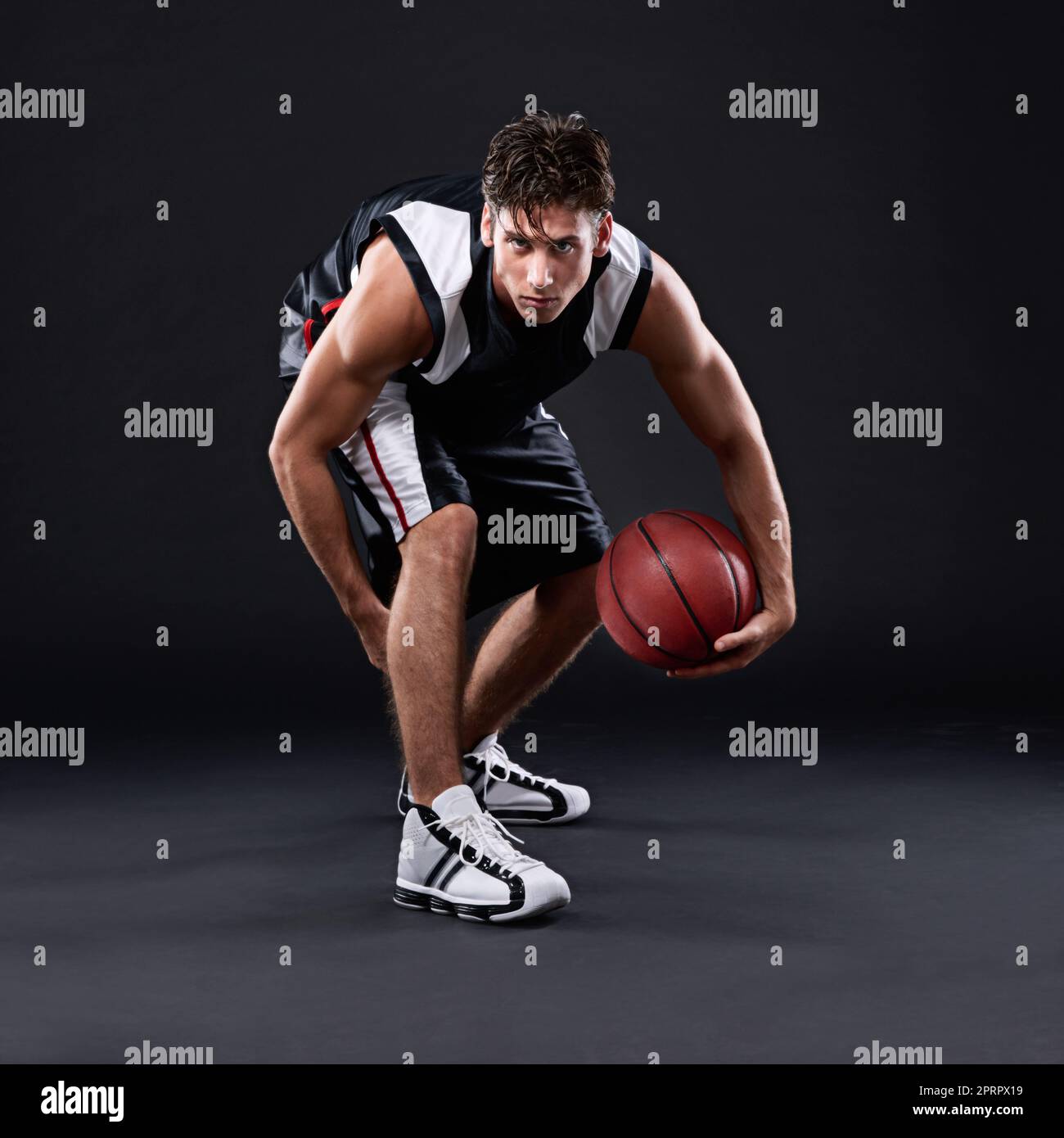 IVE hat 99 Optionen, Fehler aint einer von ihnen. In voller Länge Porträt eines männlichen Basketballspielers in Aktion vor einem schwarzen Hintergrund. Stockfoto