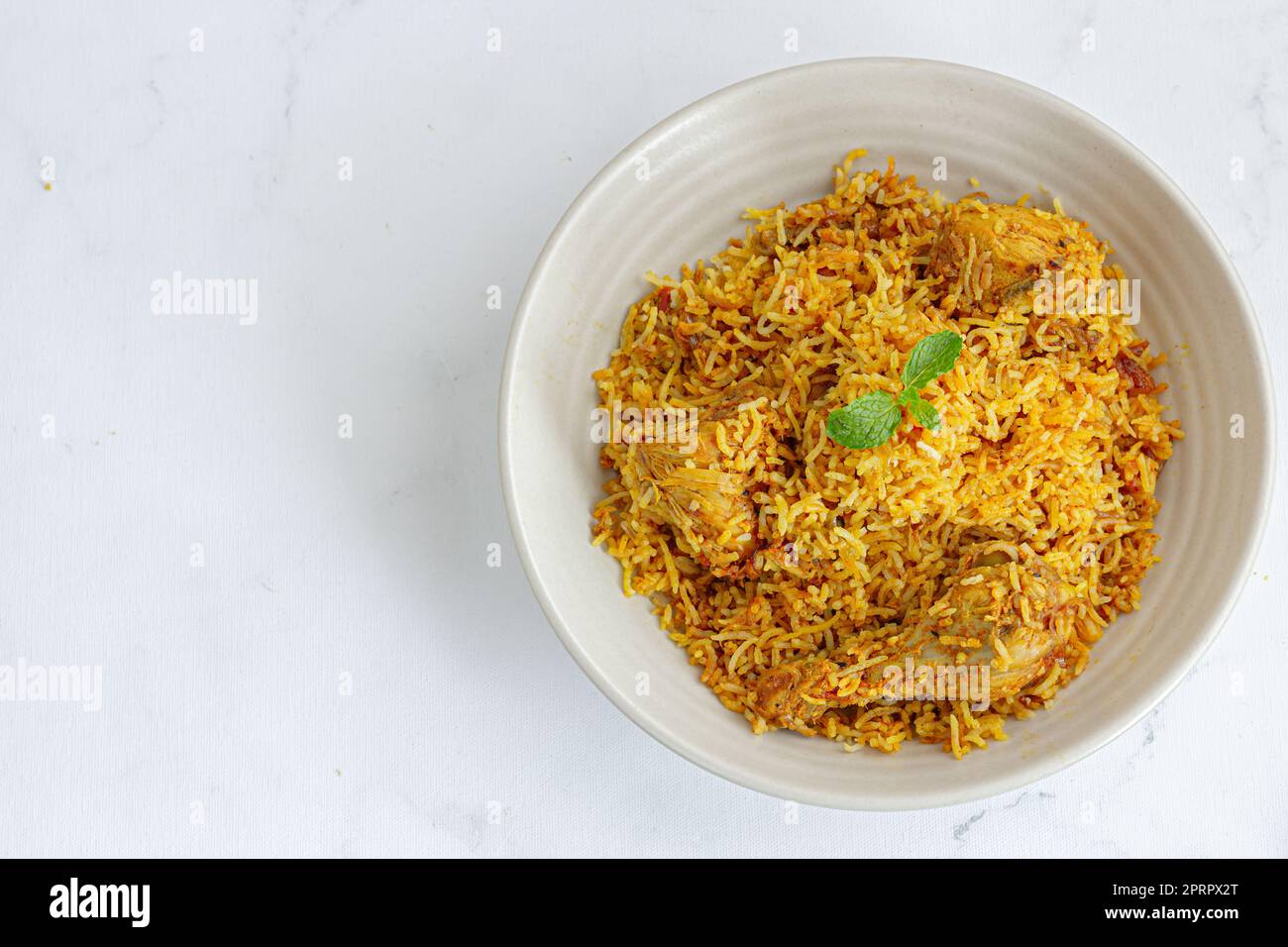 Beliebtes indisches Hühnchen Biryani in einer Schale auf weißem Hintergrund Stockfoto