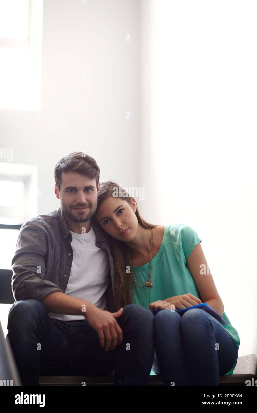 Nahmen unsere Beziehung ernst. Ein Mann und eine Frau sitzen zusammen in einem Treppenhaus. Stockfoto