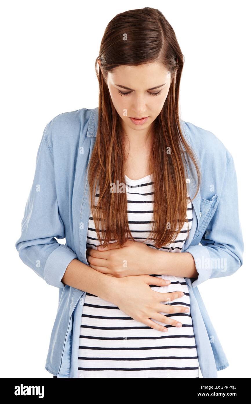 Das fühlt sich nicht gut an. Studioaufnahme einer attraktiven jungen Frau mit Bauchschmerzen vor weißem Hintergrund. Stockfoto