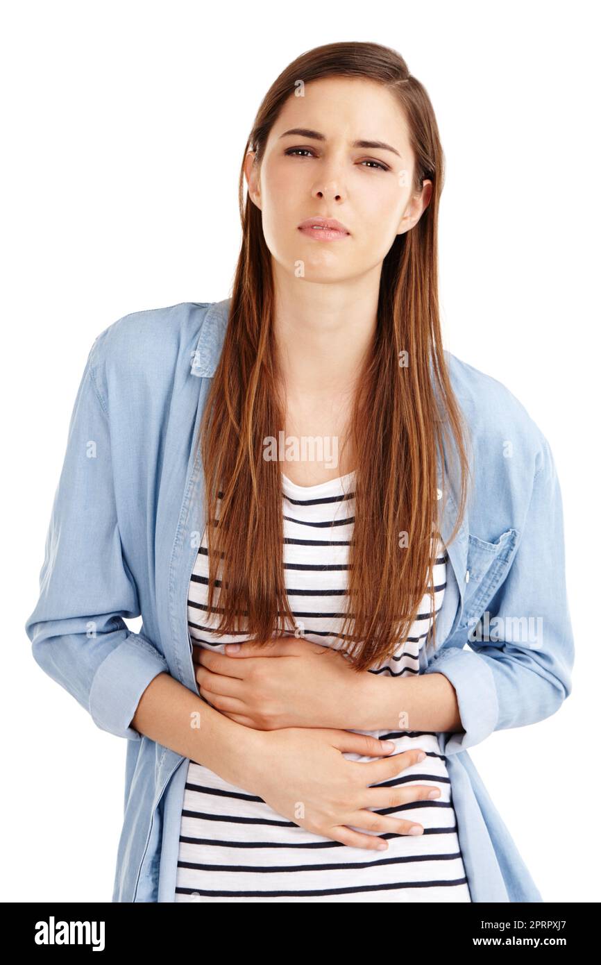 Diese Krämpfe sind unerträglich. Studioaufnahme einer attraktiven jungen Frau mit Bauchschmerzen vor weißem Hintergrund. Stockfoto