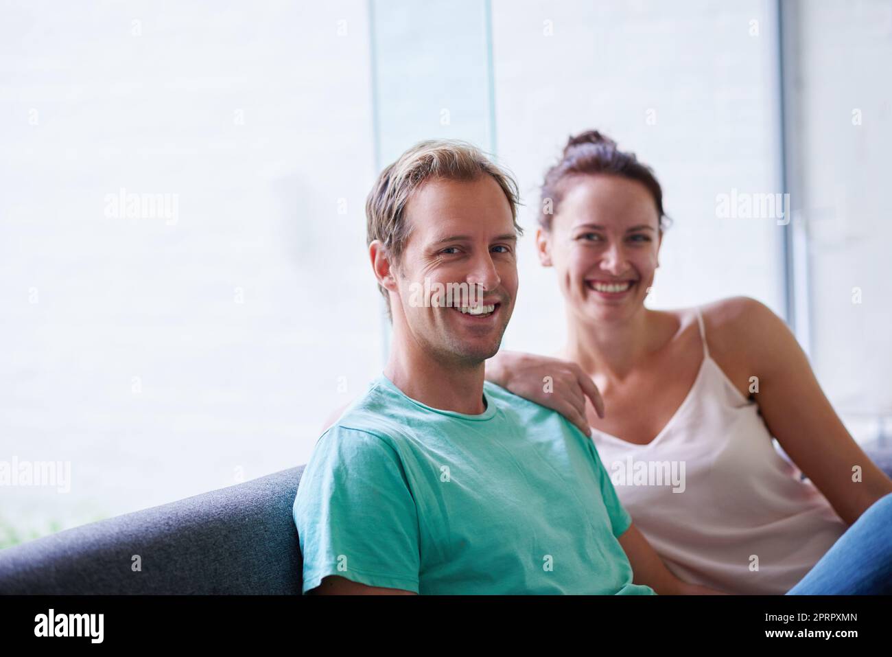 Ich habe das Wochenende mit meiner Lieblingsperson genossen. Porträt eines liebevollen Paares, das zu Hause auf dem Sofa sitzt. Stockfoto