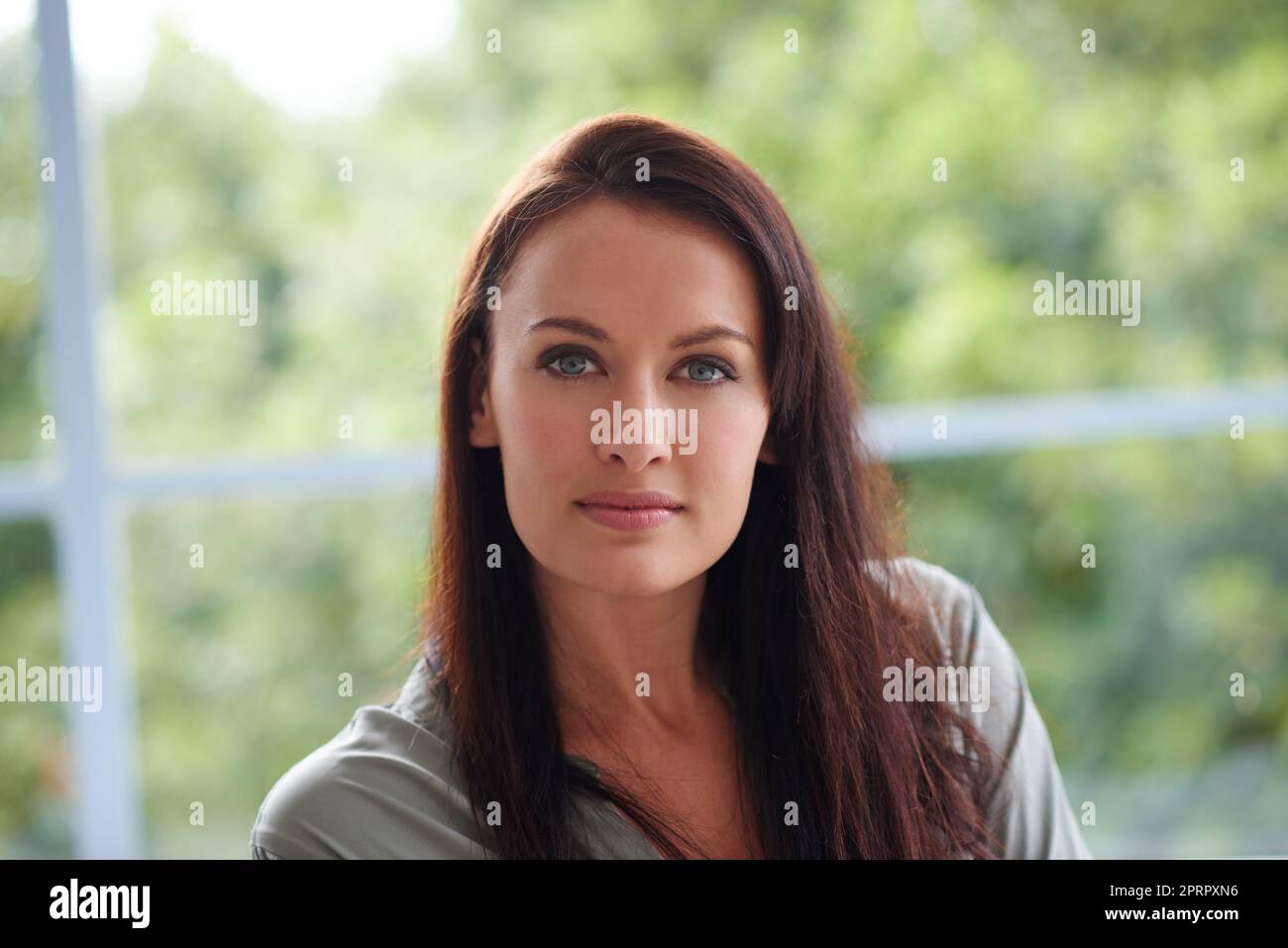 In Kontakt mit der Natur in ihrem Wohnzimmer. Eine junge Frau, die sich in ihrem Wohnzimmer entspannt. Stockfoto