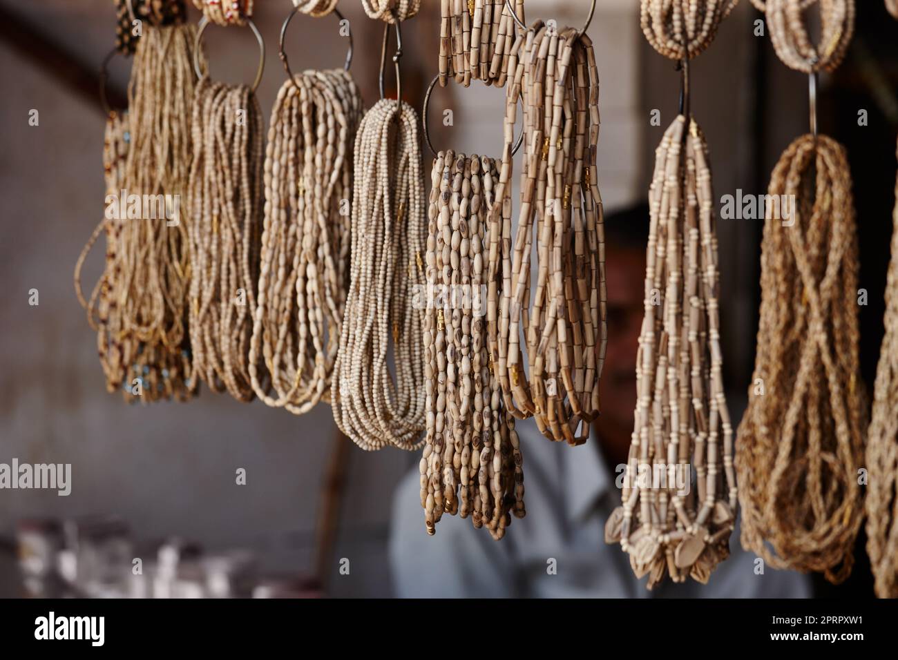 Kunsthandwerk zum Verkauf. Handgefertigte Holzperlen zum Verkauf auf einem indischen Markt. Stockfoto