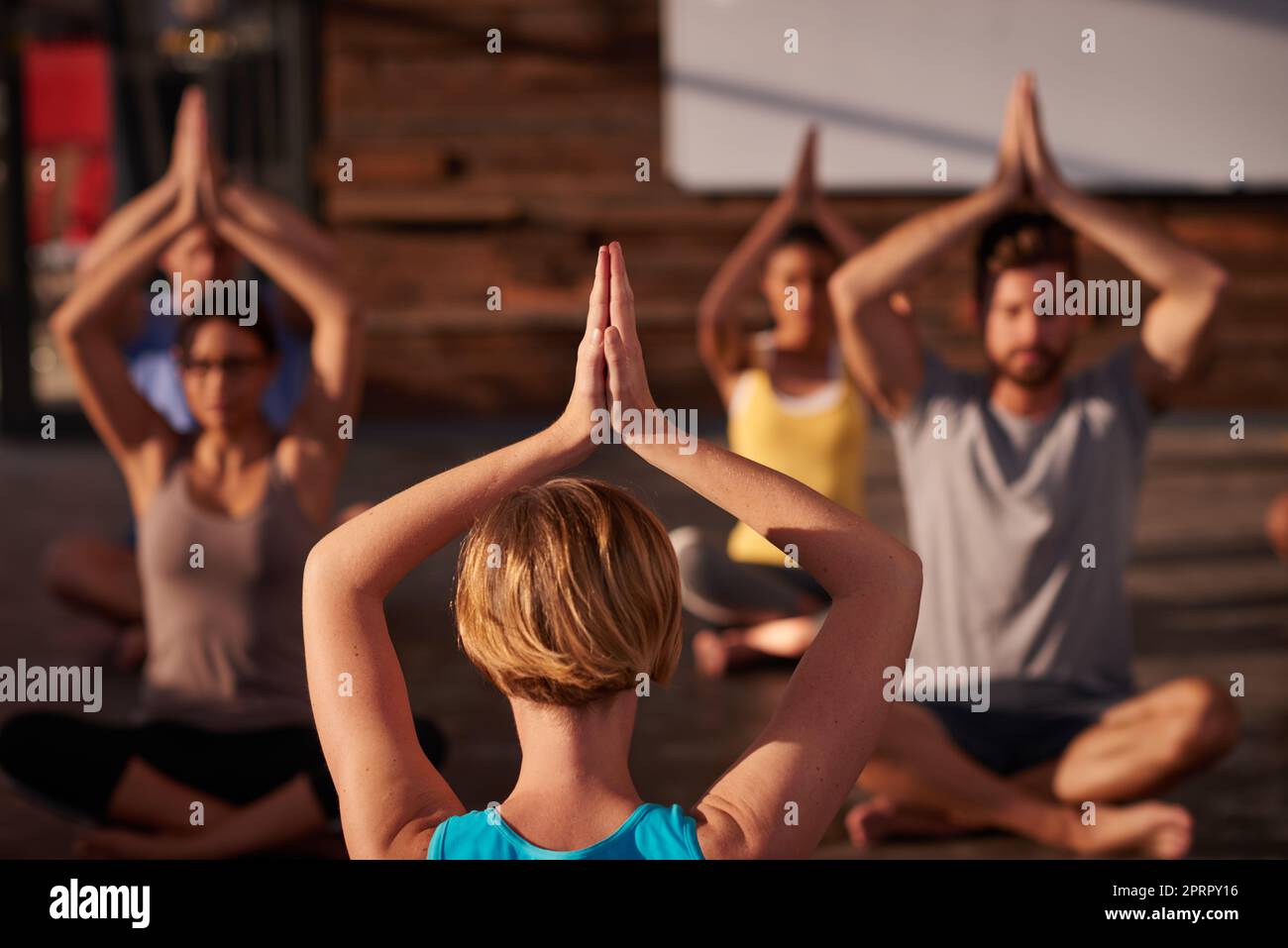 Regiere deinen Geist oder es wird dich regieren. Ein Yogalehrer unterweist ihre Klasse. Stockfoto