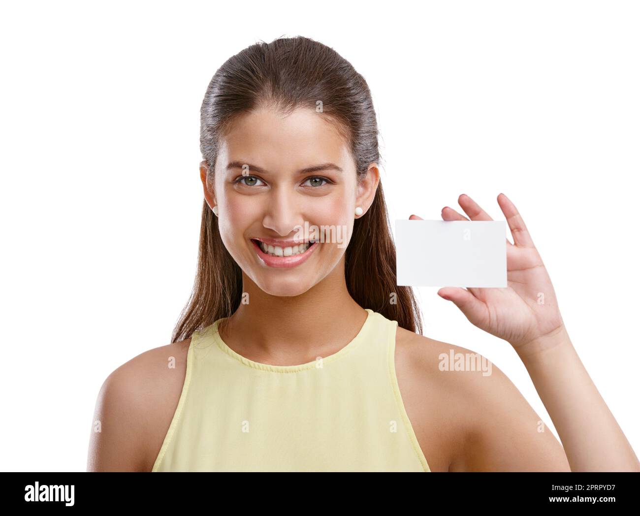 Wir freuen uns auf Ihren Anruf. Studioaufnahme einer schönen jungen Frau, die eine leere Visitenkarte vor weißem Hintergrund hält. Stockfoto