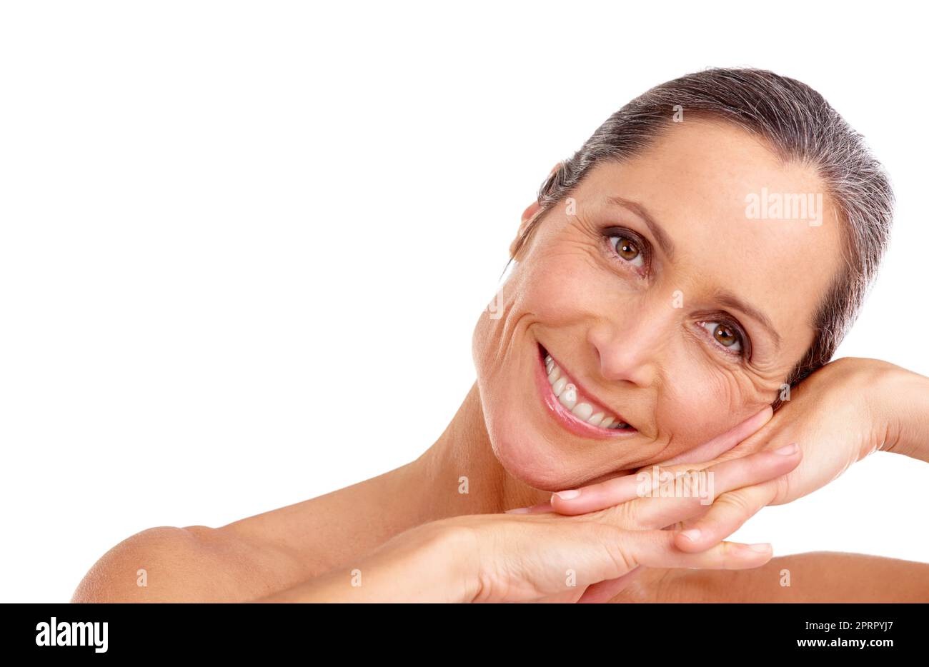 Sich gut fühlen und schön aussehen. Studioporträt einer schönen reifen Frau, die vor weißem Hintergrund posiert. Stockfoto