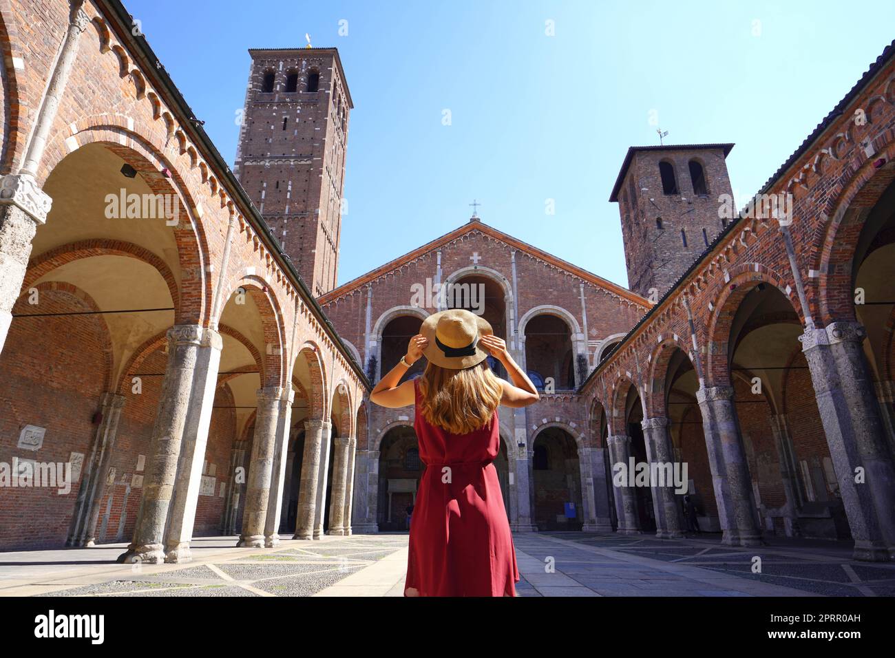 Tourismus in Mailand. Rückansicht einer Touristen-Frau, die die Basilika St. Ambrose in Mailand, Italien besucht. Stockfoto