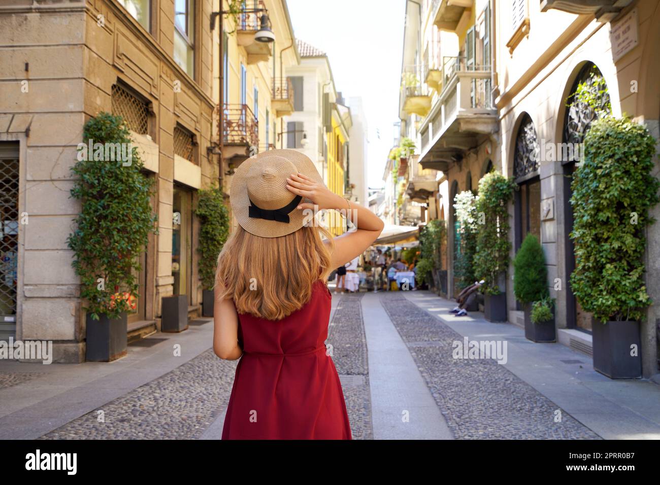 Stilvolle junge Frau zu Fuß in Brera, Mailand, Italien Stockfoto
