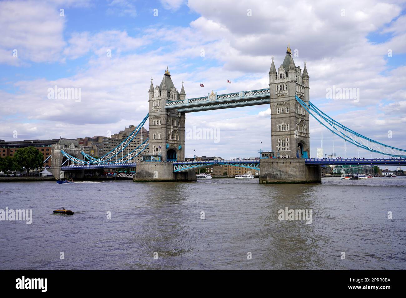 LONDON, Großbritannien - 15. JULI 2022: Stadtbild von London mit Tower Bridge, England, Großbritannien Stockfoto