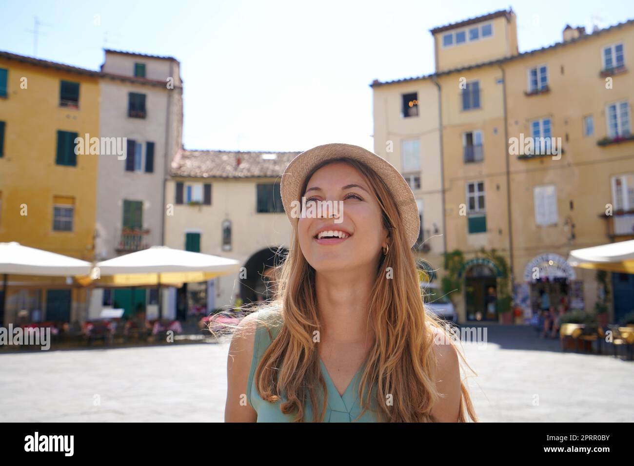 Nahaufnahme einer glänzenden jungen Frau, die die historische Stadt Lucca, Toskana, Italien, besucht Stockfoto