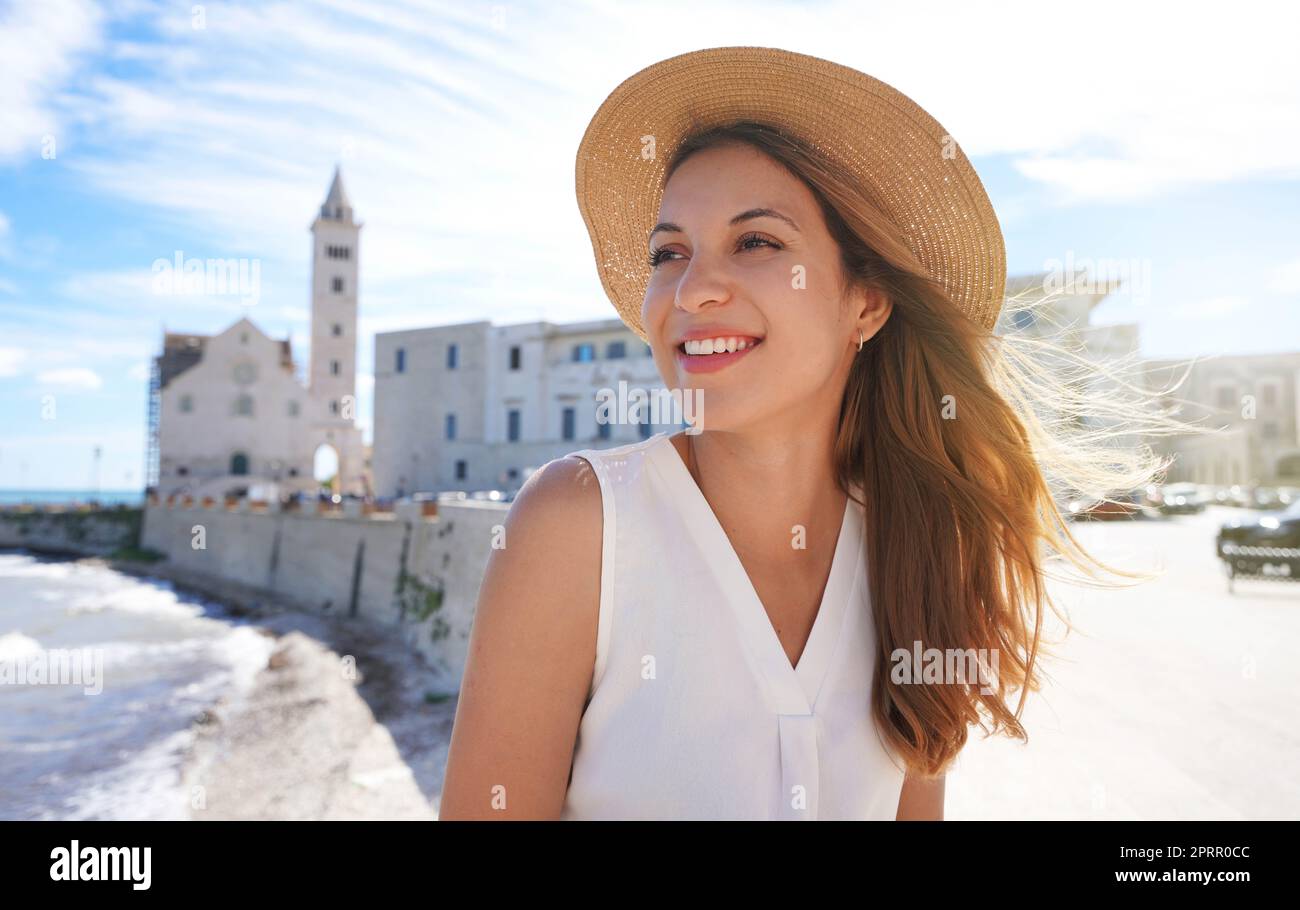 Urlaub in Italien. Porträt einer lächelnden, entspannten Frau an der Küste von Trani, Apulien, Italien. Stockfoto