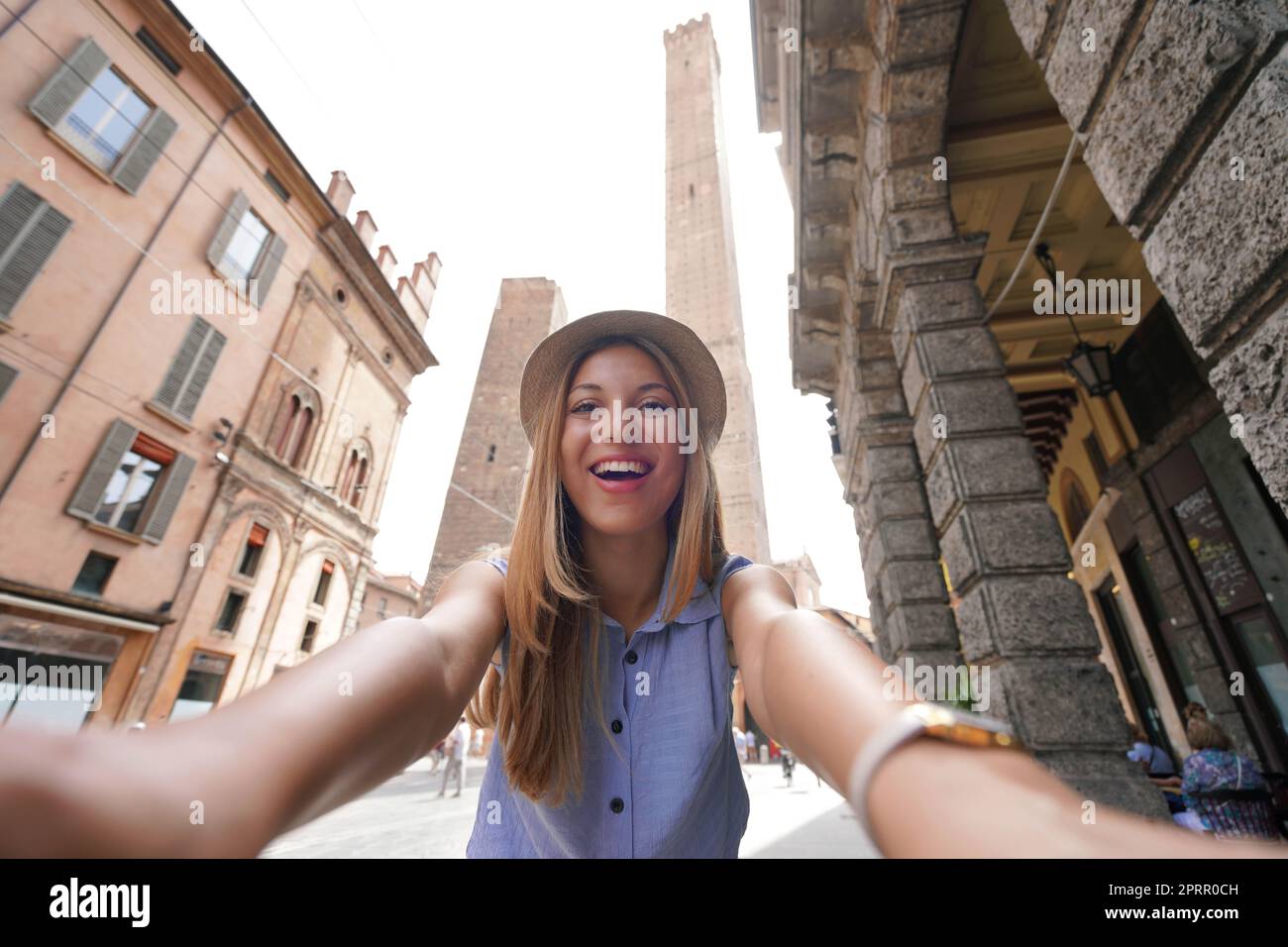 Attraktive touristische Mädchen nimmt Selbstporträt mit Bologna zwei Türme Wahrzeichen, Italien Stockfoto
