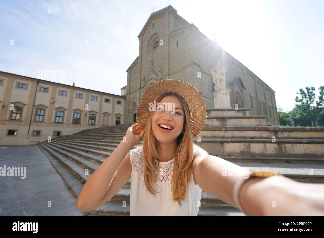 Selbstporträt der Reisenden Mädchen auf der Piazza Duomo, Arezzo, Toskana, Italien Stockfoto