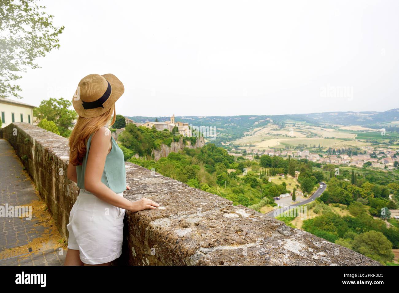 Reisende Mädchen genießen Blick auf die Hügel Umbriens von Orvieto Stadt, Italien Stockfoto