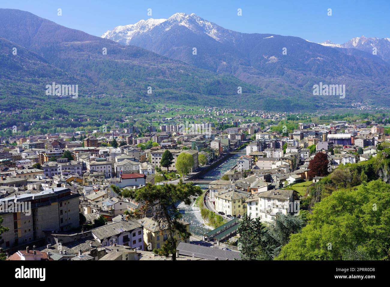 Luftaufnahme der Stadt Sondrio im Valtellina-Tal in der Lombardei, Italien Stockfoto