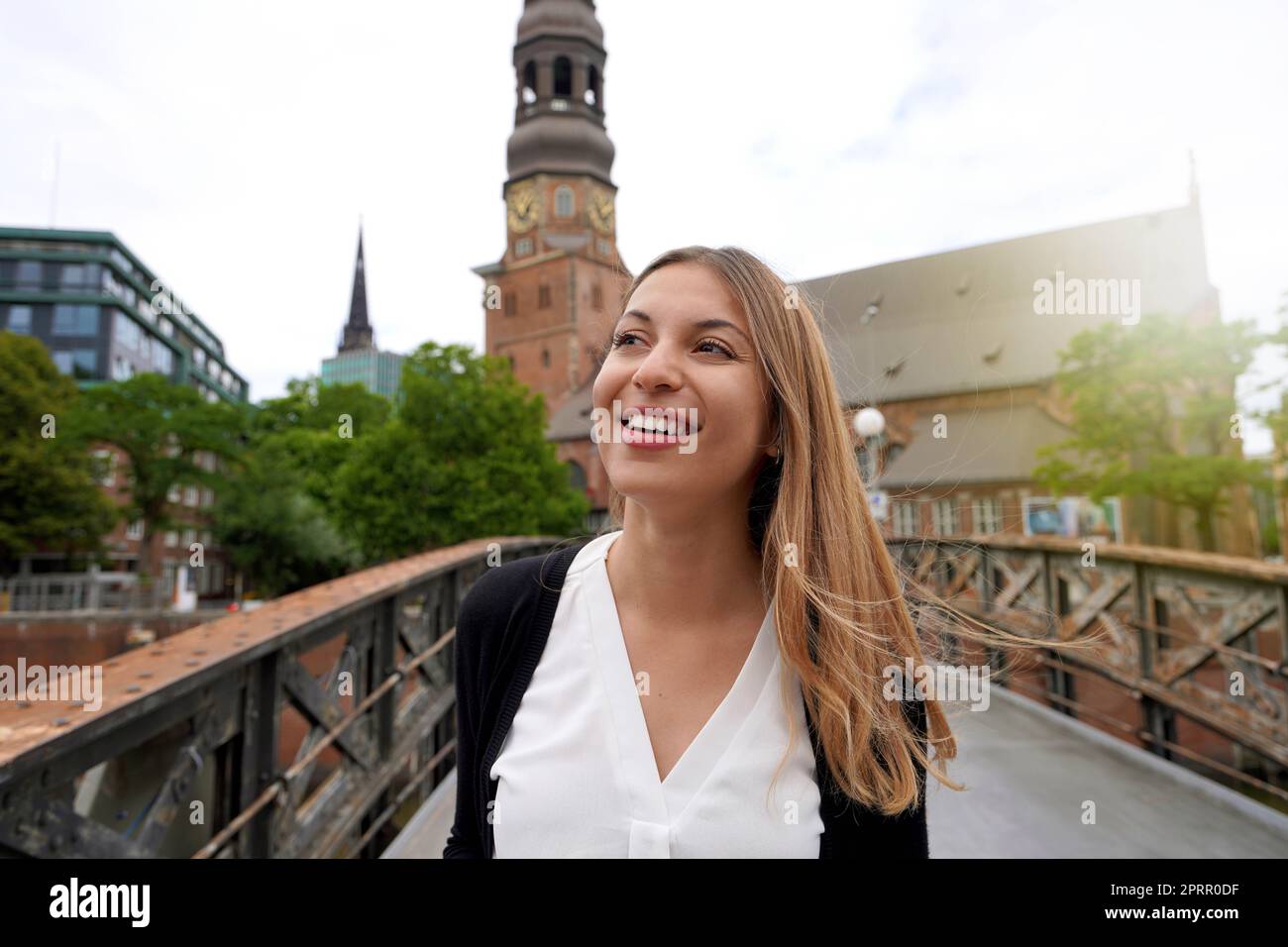 Nahaufnahme einer lächelnden jungen Frau, die die Stadt Hamburg besucht Stockfoto