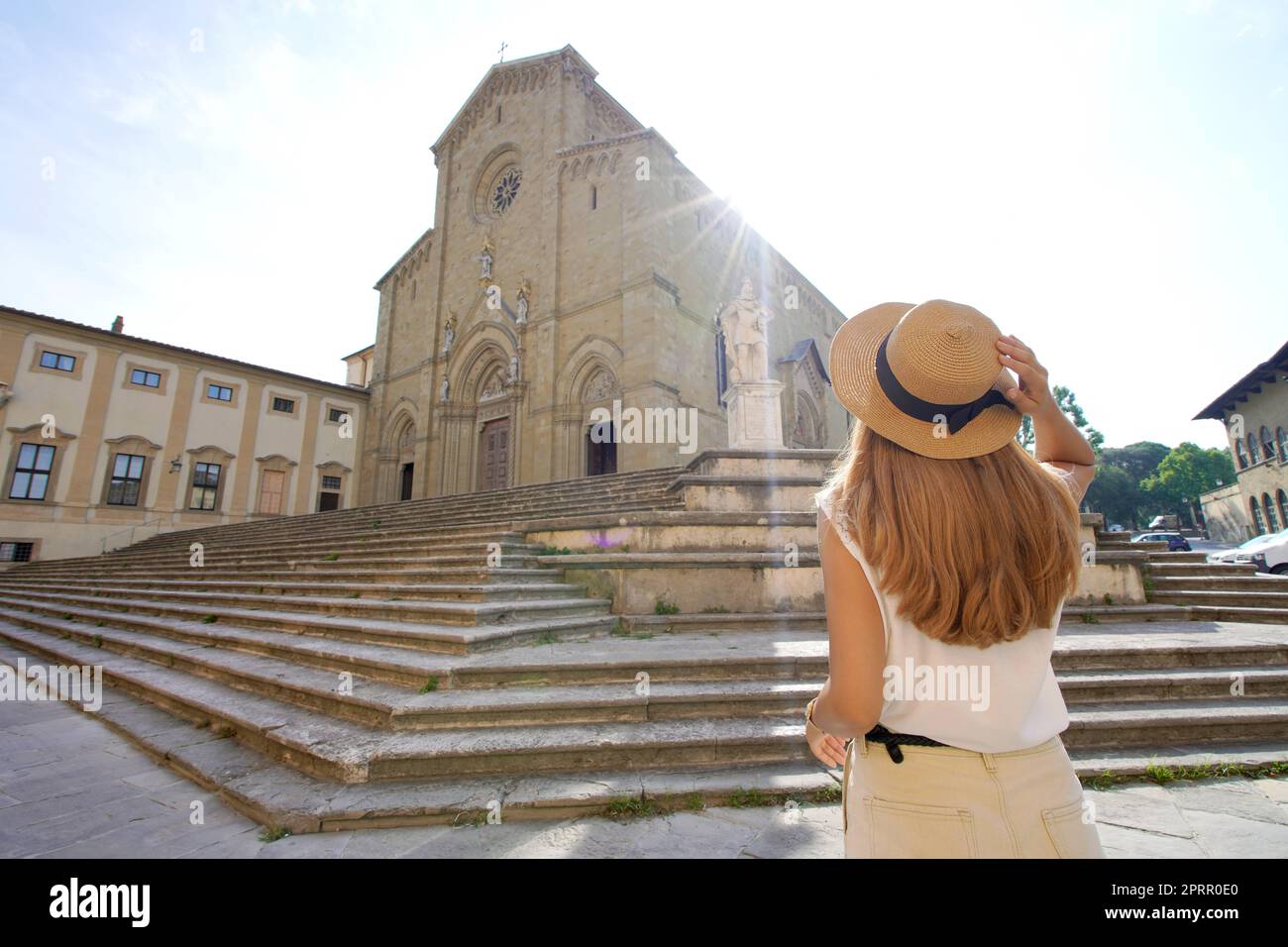 Tourismus in der Toskana. Rückansicht einer jungen Frau auf dem Piazza Duomo Platz in der Altstadt von Arezzo, Toskana, Italien. Stockfoto