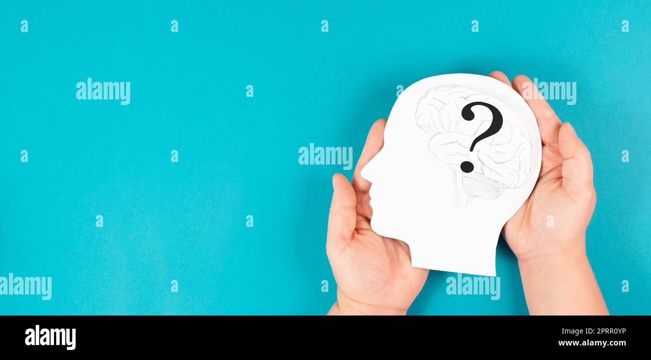 Kopf mit einem Gehirn und Fragezeichen, Bildung und Geschäftskonzept, auf der Suche nach Antworten, Gedanken zur Lösung eines Problems, hat der Mensch Zweifel Stockfoto