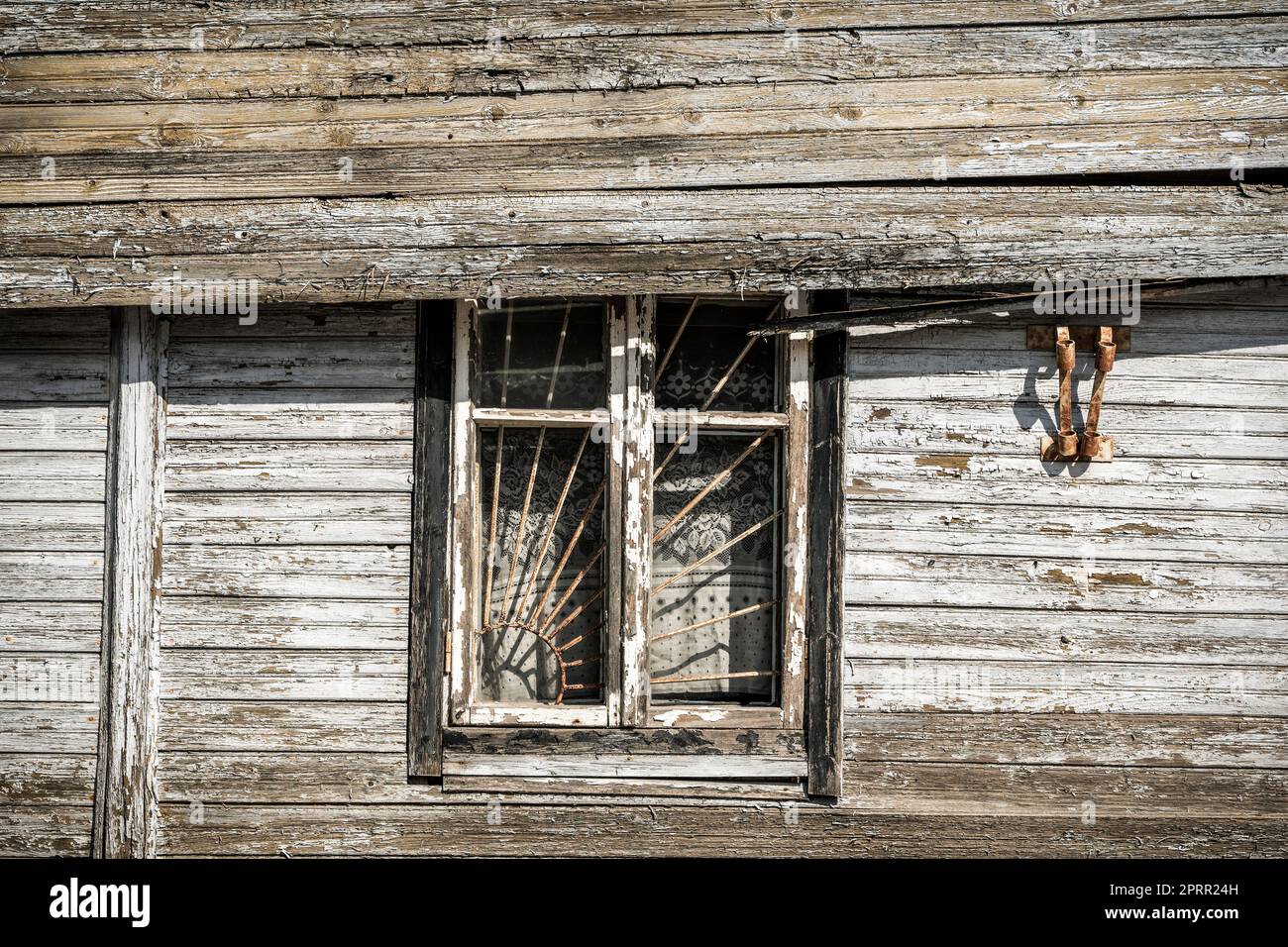 Altes Holzfenster mit Metallgitter Stockfoto