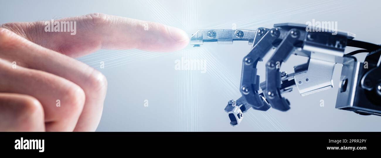 Roboter Berührt Menschliche Hand. Künstliche Intelligenz Und Automatisierung Stockfoto