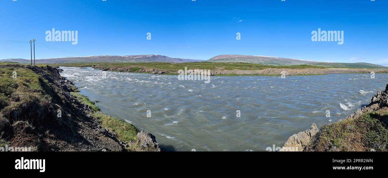 Fantastische Landschaft mit fließenden Flüssen und Bächen mit Felsen und Gras in Island. Stockfoto