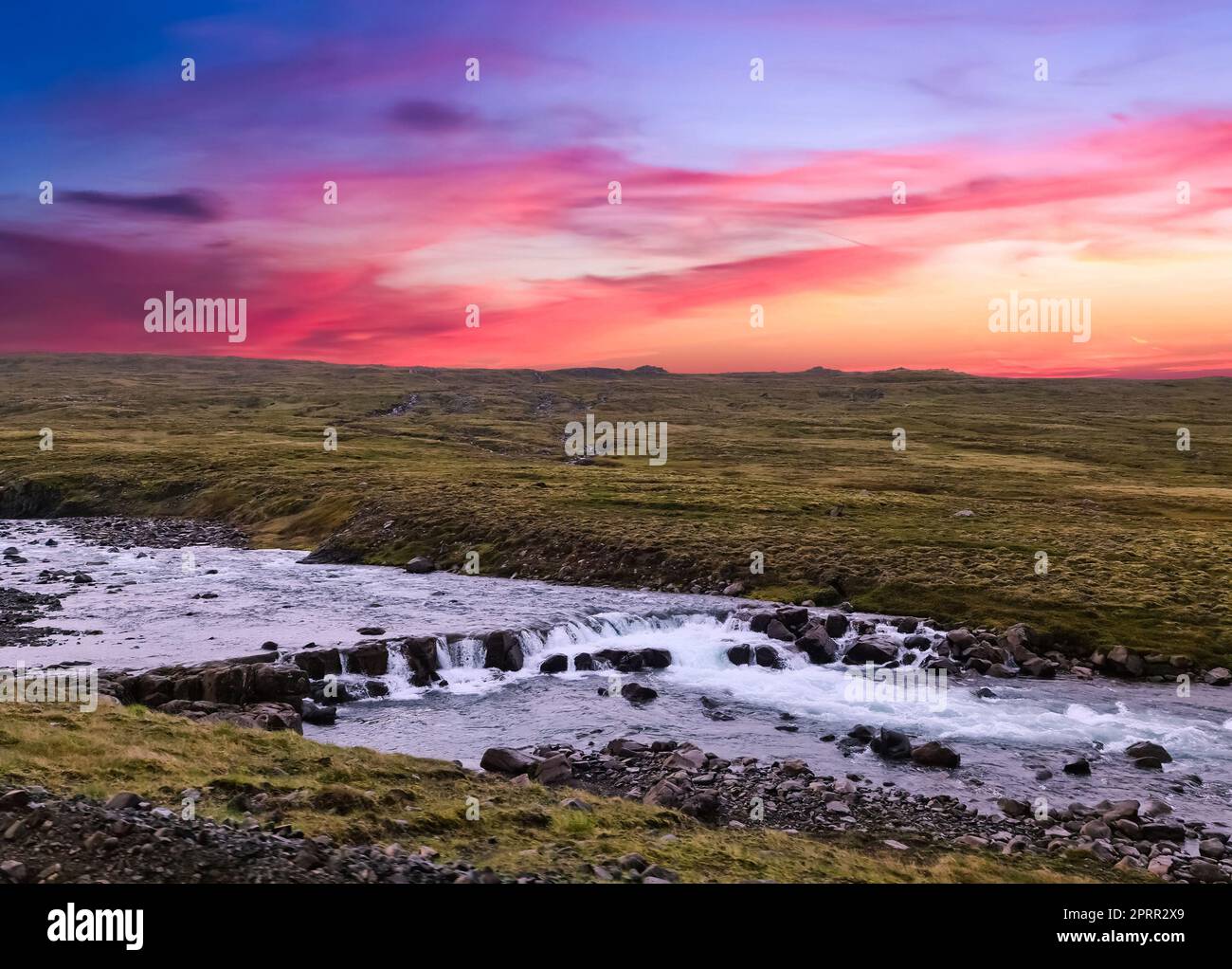 Fantastische Landschaft mit fließenden Flüssen und Bächen mit Felsen und Gras in Island. Stockfoto