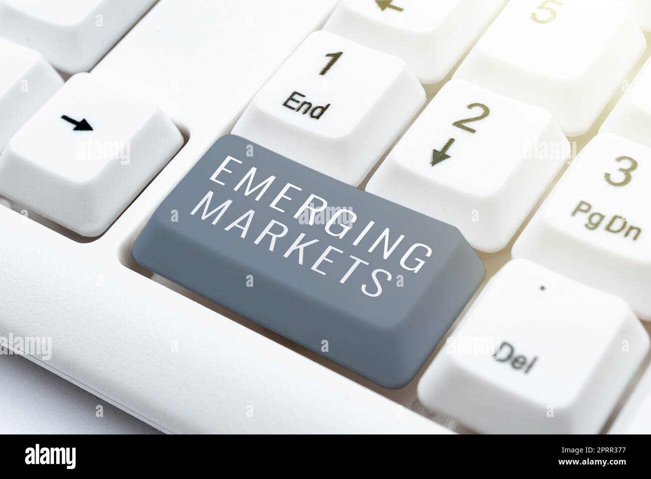 Handgeschriebener Text Emerging Marketscountry, der einige Merkmale entwickelter Geschäfte aufweist. Land mit Internetkonzept, das einige Merkmale entwickelter Geschäfte aufweist Stockfoto