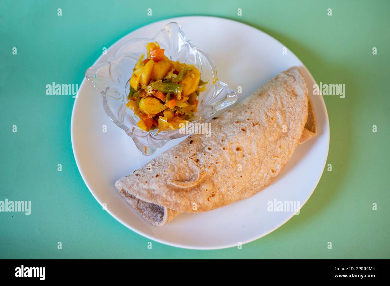 Mischen Sie Gemüse mit Chapati. Selektiver Fokus Stockfoto