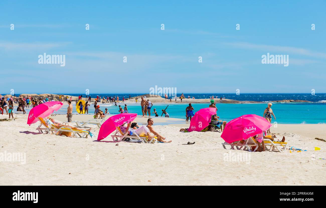 Kapstadt, Südafrika - 18. Februar 2023: Blick auf Urlauber am Strand von Camps Bay Stockfoto