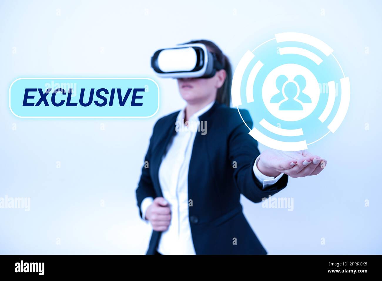 Schild mit exklusivem Business-Showcase der Regierungsstelle, die angeklagt ist, dass Powers eine VR-Brille trägt und präsentiert Stockfoto
