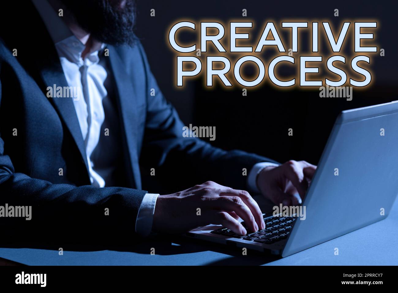 Handgeschriebenes Schild Kreativer Prozess, Geschäftsansatz, der Ideen in etwas wertvolles kreatives verbindet Geschäftsmann, der wichtige Informationen eingibt Stockfoto