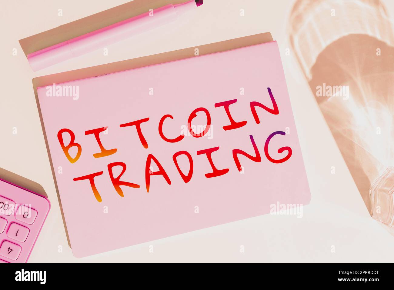 Konzeptionelle Bildunterschrift Bitcoin Trading, Word für den Prozess der Erstellung eines Budgets und der Verwendung dieses Budgets Stockfoto