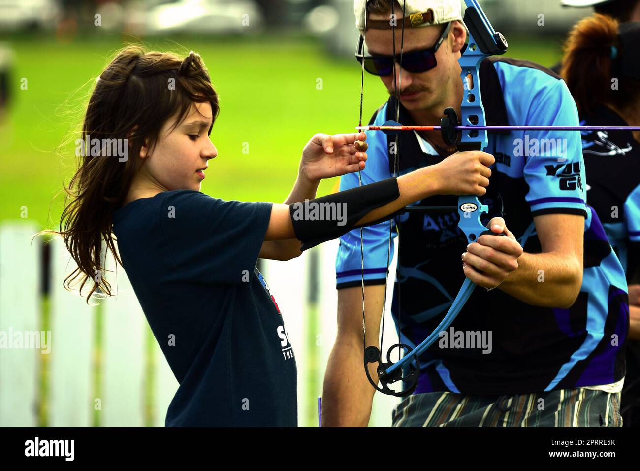 Auckland, Neuseeland - März 2023. Hobby Bogenschützen, die in einem öffentlichen Park üben. Stockfoto