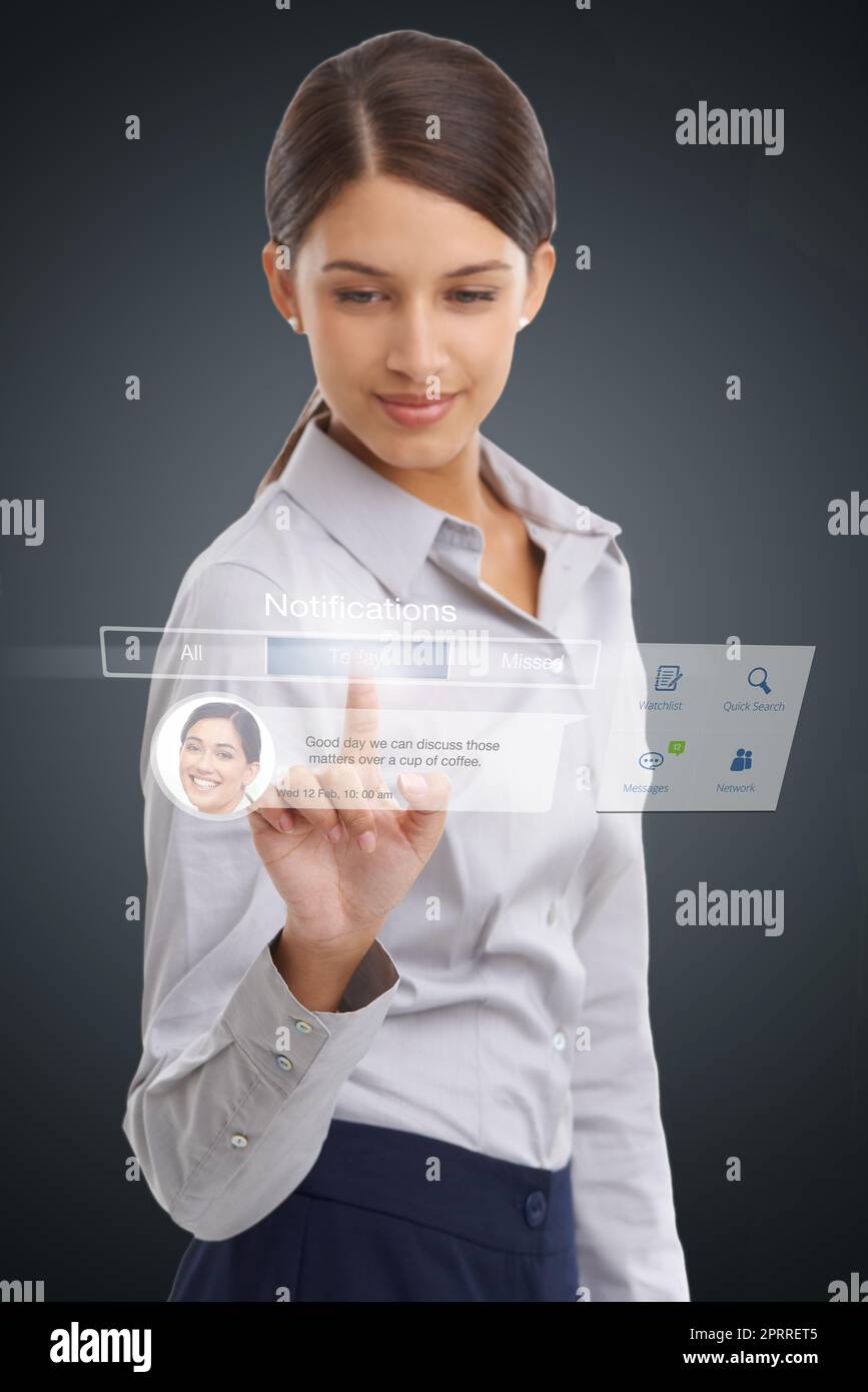 Überprüfen ihrer Benachrichtigungen. Frau über eine digitale Schnittstelle, um auf ihre Social-Media-Netzwerke zugreifen. Stockfoto