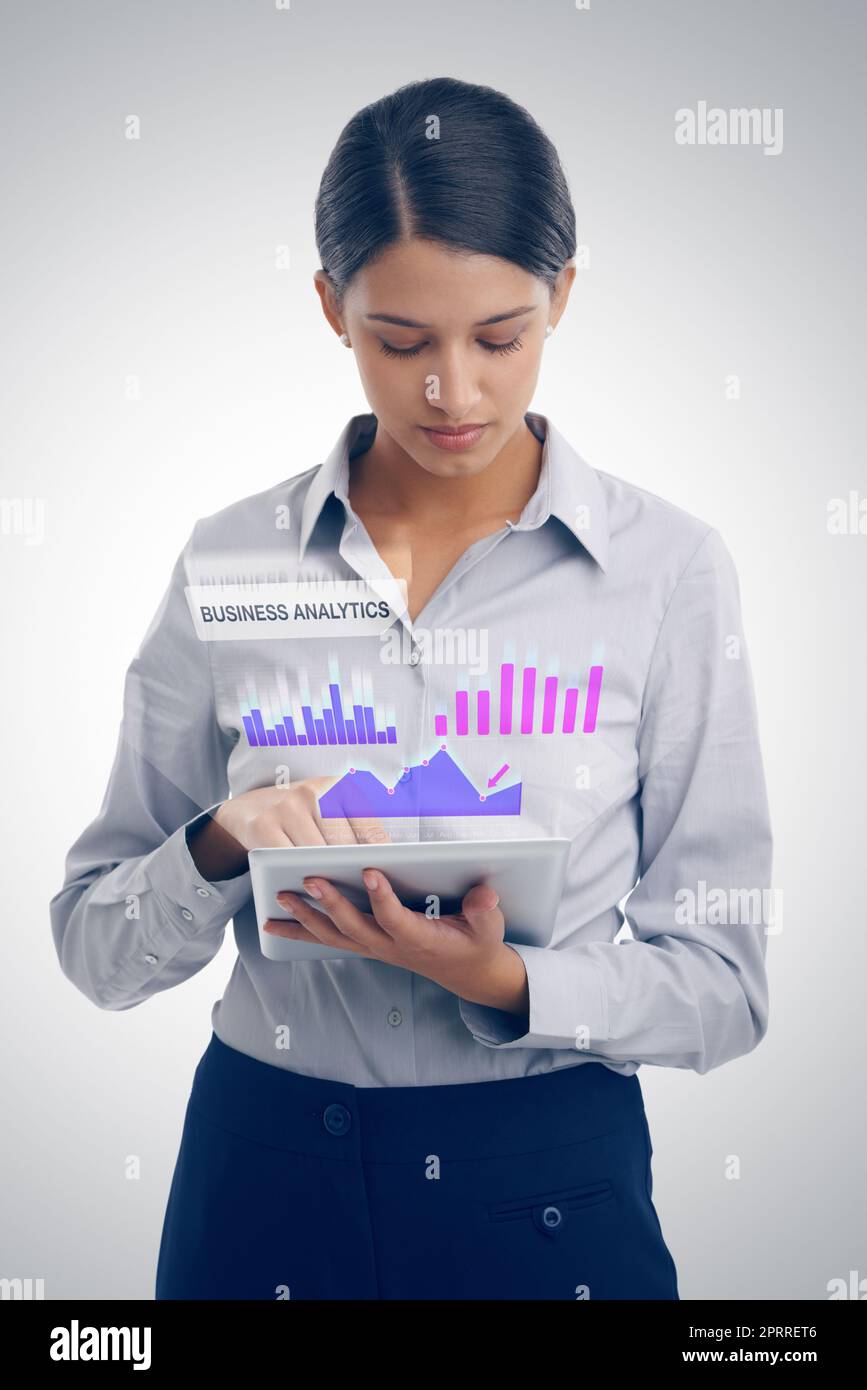Eine Geschäftsfrau, die ein digitales Tablet verwendet, um Finanzdaten zu analysieren. Stockfoto