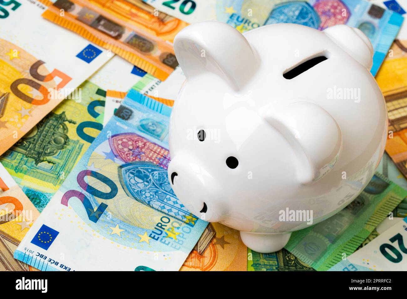 Rosa Sparschwein auf Geld, Eurobeträge Stockfoto