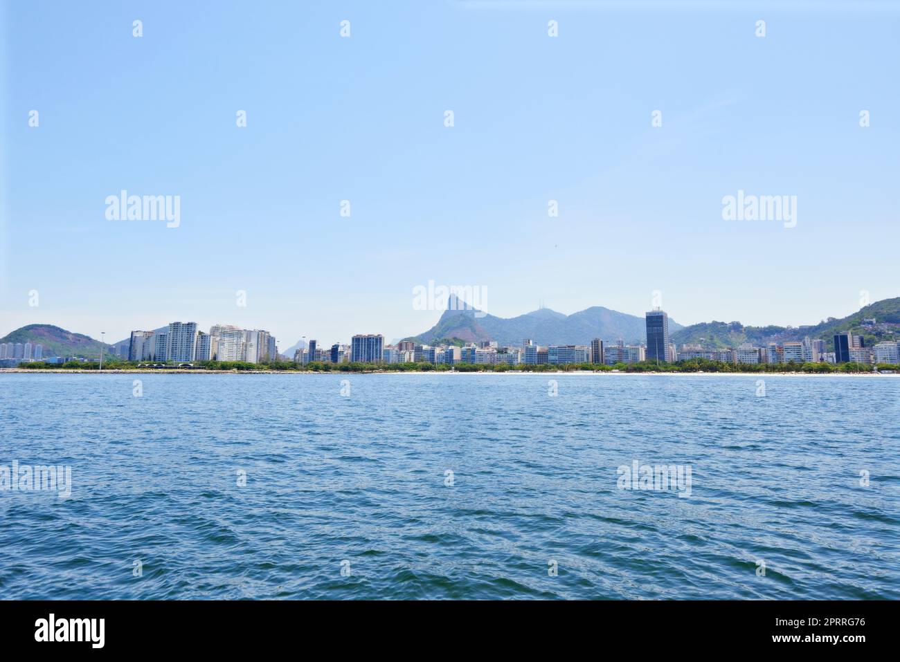 Reiseziel Karnevalsstadt. Panoramaaufnahme der Stadt Rio de Janeiro aus der Ferne. Stockfoto