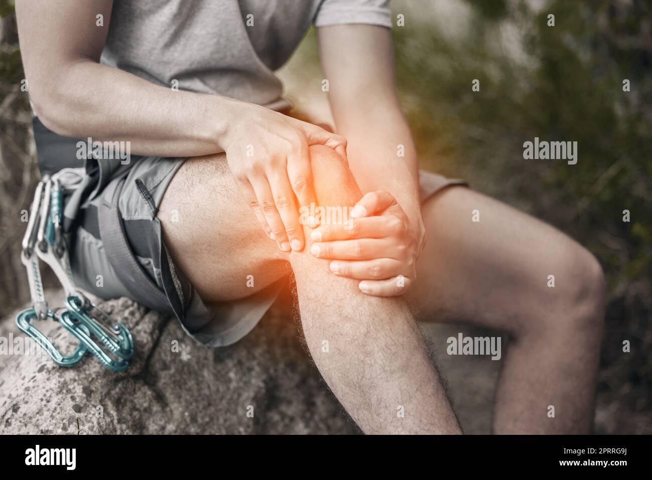 Knie, Verletzungen und Schmerzen bei einem Mann, der auf einem Felsen sitzt, um eine Pause beim Wandern, Felsen oder Bergsteigen in der Natur einzulegen. CGI von Krämpfenbeschwerden während des Trainings oder Sporttrainings im Wald Stockfoto
