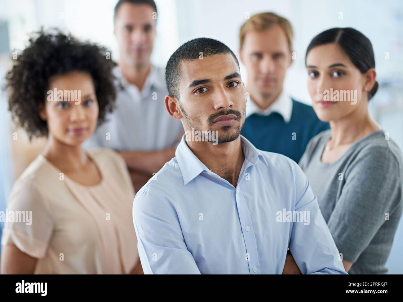 Erfolg ist die einzige Option. Porträt einer Gruppe verschiedener Kollegen, die in einem Büro stehen. Stockfoto